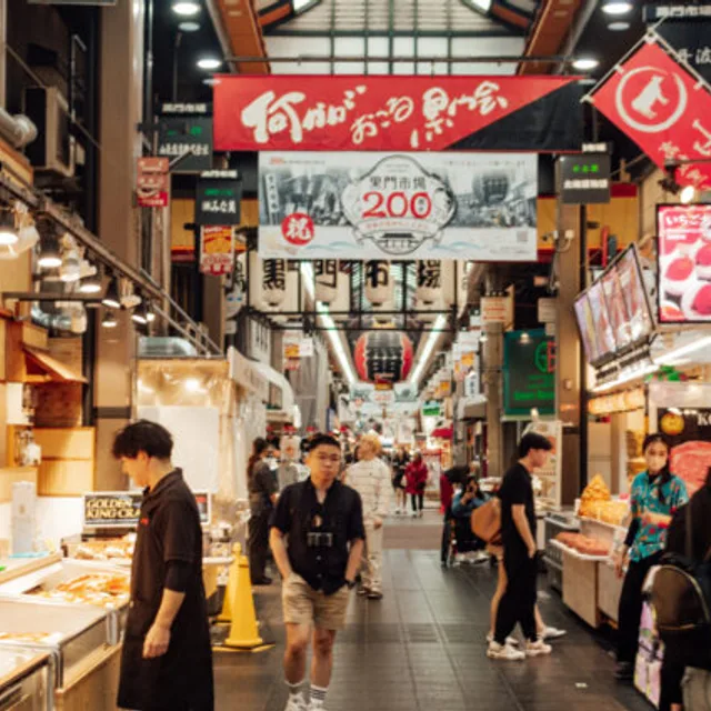 ตลาดคุโรมง (Kuromon Ichiba) – ไม้เสียบหอยเม่นและทูน่าย่าง ในโอซาก้า