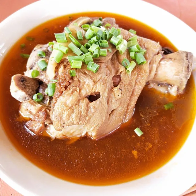 ร้านอาหารชุมชนจีนยูนนาน หมู่บ้านสันติชล – ขาหมูยูนนานกับหมั่นโถวนึ่ง/ทอด ในปาย