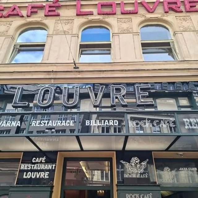 Café Louvre – กูลาชเนื้อเสิร์ฟพร้อมค์เนดลิกี้ ในปราก