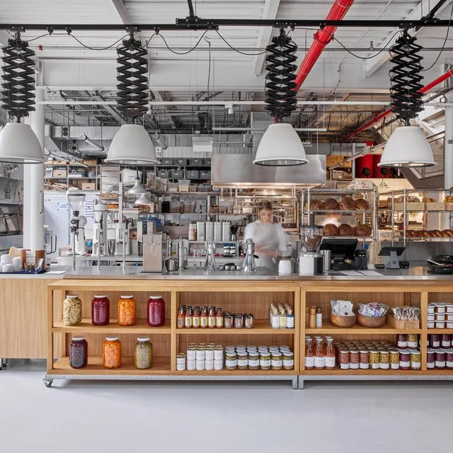 Eska – ขนมปัง bread 33 (ไรย์ซาวร์โดว์อบฟืนไม้บีช) ในปราก
