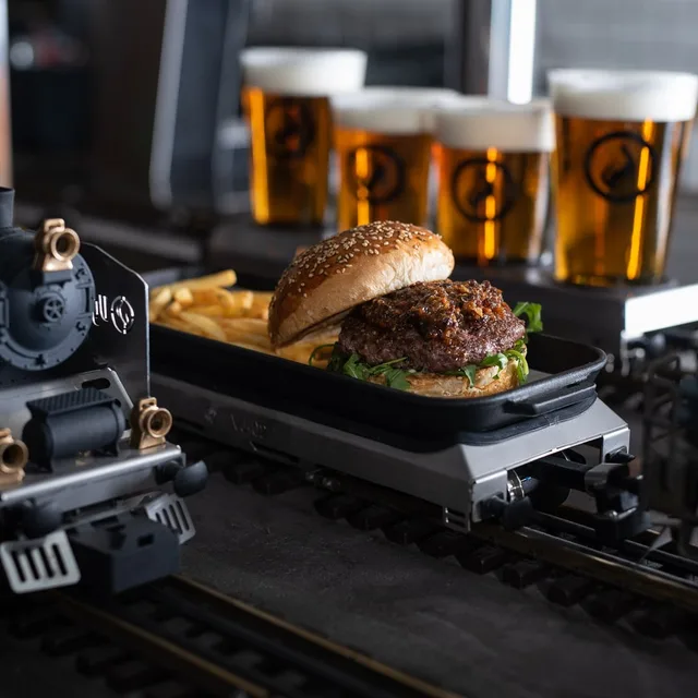วีโทปนา (Výtopna Railway Restaurant) – เบอร์เกอร์เนื้อออร์แกนิก ในปราก