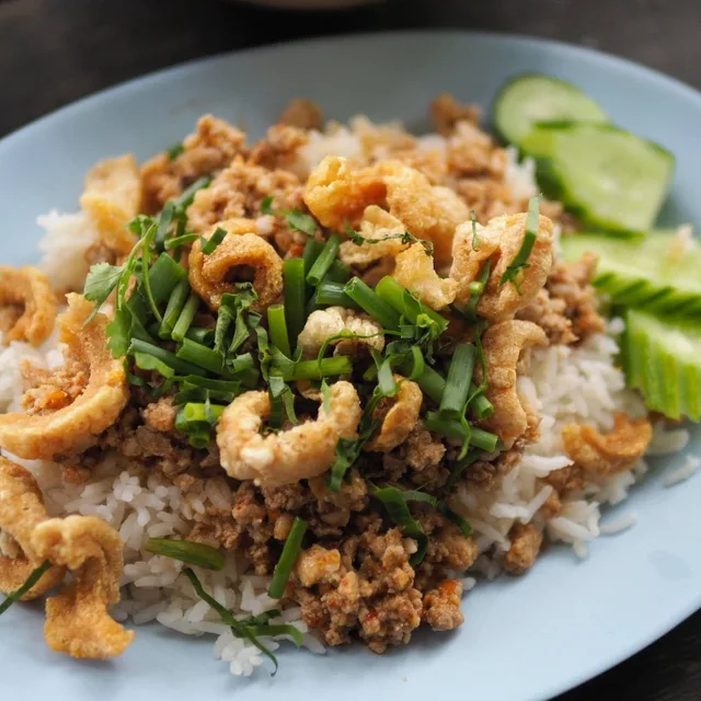 ก๋วยเตี๋ยวกะลา ริมน้ำยม – ข้าวลาบกรอบ ในสุโขทัย