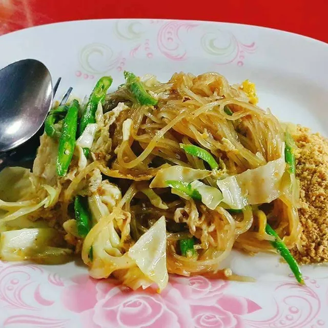 ผัดไทยเจ๊ดม ตลาดโต้รุ่งสุโขทัย – ผัดไทยสุโขทัย ในสุโขทัย