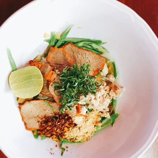 ก๋วยเตี๋ยวไทยตาปุ้ย – เส้นเล็กแห้งต้มยำพิเศษ ในสุโขทัย