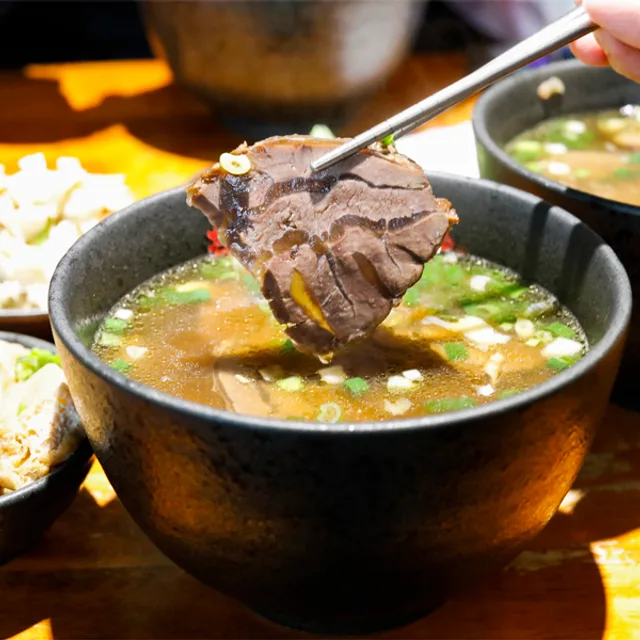 หลินตงฟาง ก๋วยเตี๋ยวเนื้อ (林東芳牛肉麵) – ก๋วยเตี๋ยวเนื้อครึ่งเอ็นครึ่งเนื้อ (半筋半肉) ในไทเป