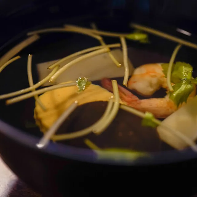 เทมปุระ ไดโกคุยะ (Tempura Daikokuya) – เอบิเทนด้ง (ข้าวหน้ากุ้งทอด 4 ตัว) ในโตเกียว