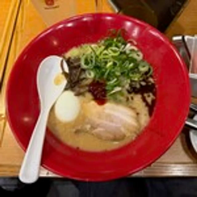 อิปปุโด (Ippudo) – อากะมารุ ชินอาจิ (ทงคตสึใส่น้ำมันกระเทียมหอม + เพสต์อูมามิ) ในโตเกียว