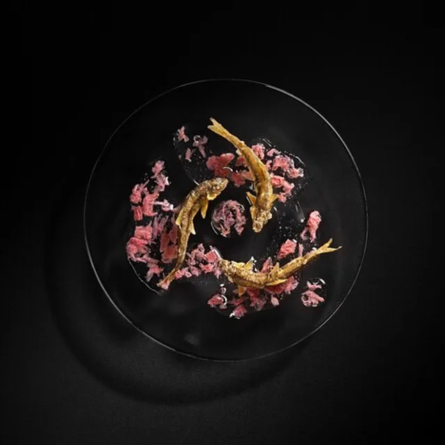 นาริซาวะ (Narisawa) – ซุปดิน (Soil Soup) ทำจากดินจริงจากนากาโนะและรากโกโบ ไม่ปรุงรส ในโตเกียว
