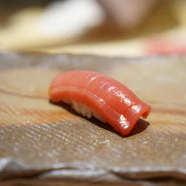 ซูชิ ซาอิโตะ (Sushi Saito) – โคฮาดะ (ปลาตะเพียนหมักน้ำส้มสายชู) ในโตเกียว