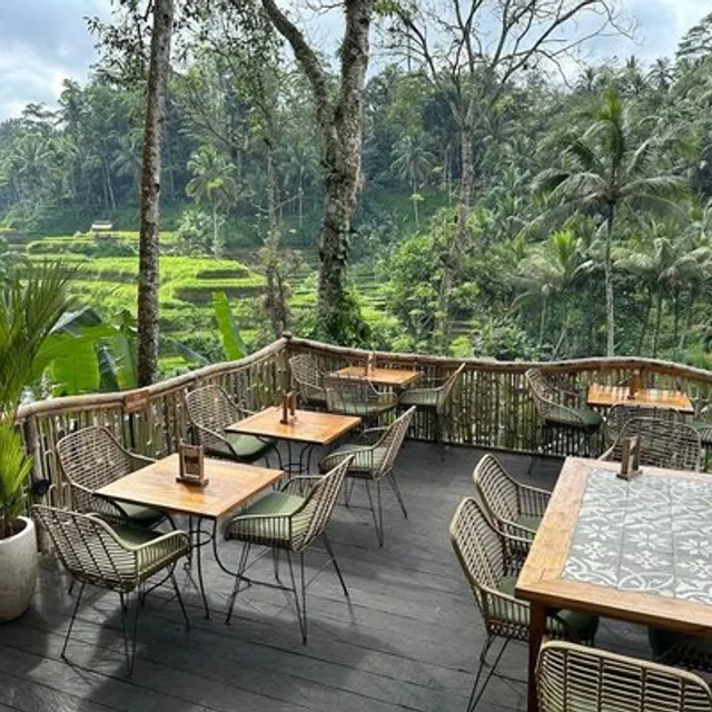 ทิส คาเฟ่ (Tis Cafe) – ฟลอตติ้งเบรกฟาสต์ ในอูบุด (บาหลี)