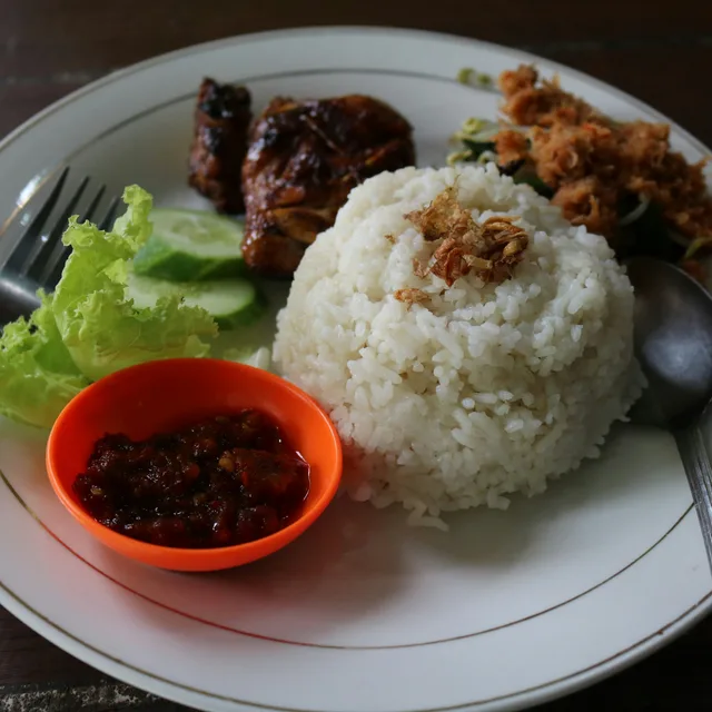 Warung Babi Guling Ibu Oka – หนังหมูย่างกรอบ ในอูบุด (บาหลี)