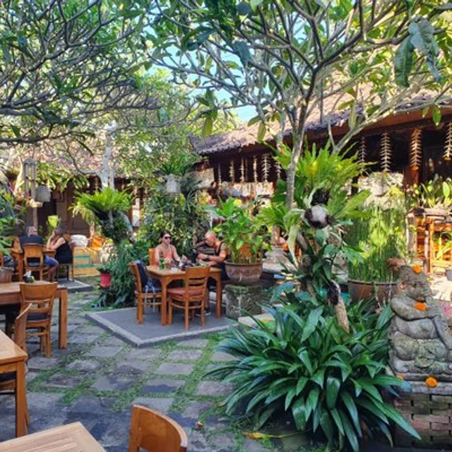 วารุง มากัน บู รุส (Warung Makan Bu Rus) – นาสิจัมปูร์ อายัม ในอูบุด (บาหลี)